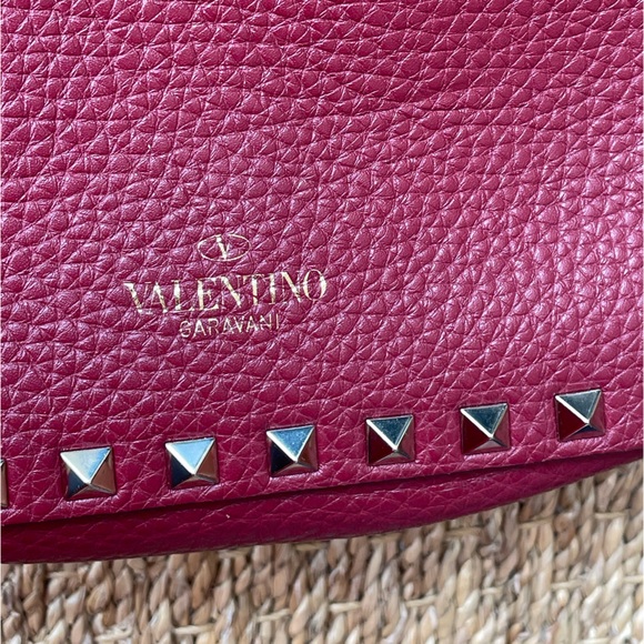 VALENTINO. Valentino Garavani Rockstud Small leather shoulder bag. Rosso. - Picture 6 of 16